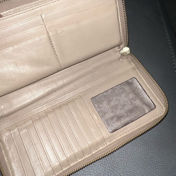 Michael Kors Wallet - Picture 5 of 7
